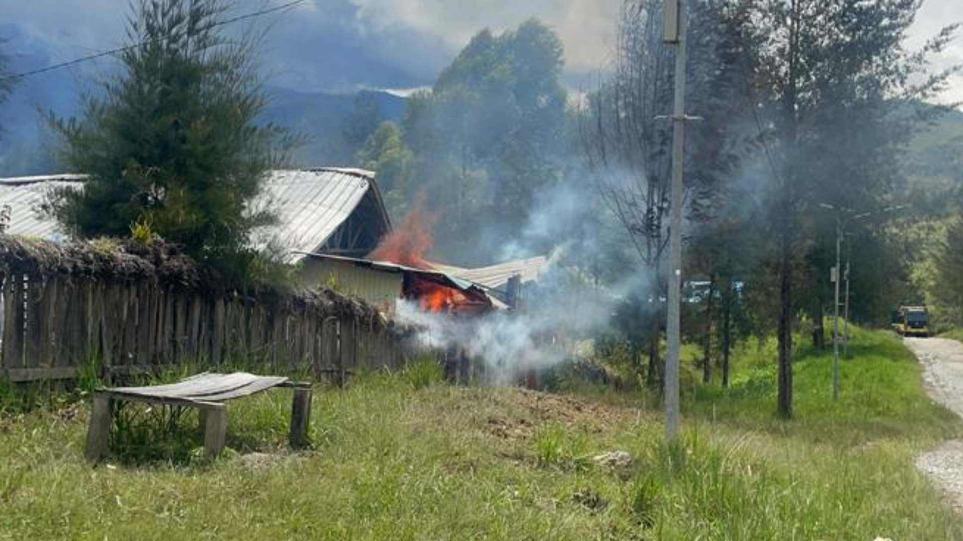 Kkb Diduga Bakar Rumah Warga Di Ilaga Terjadi Kontak Tembak Papua Detik