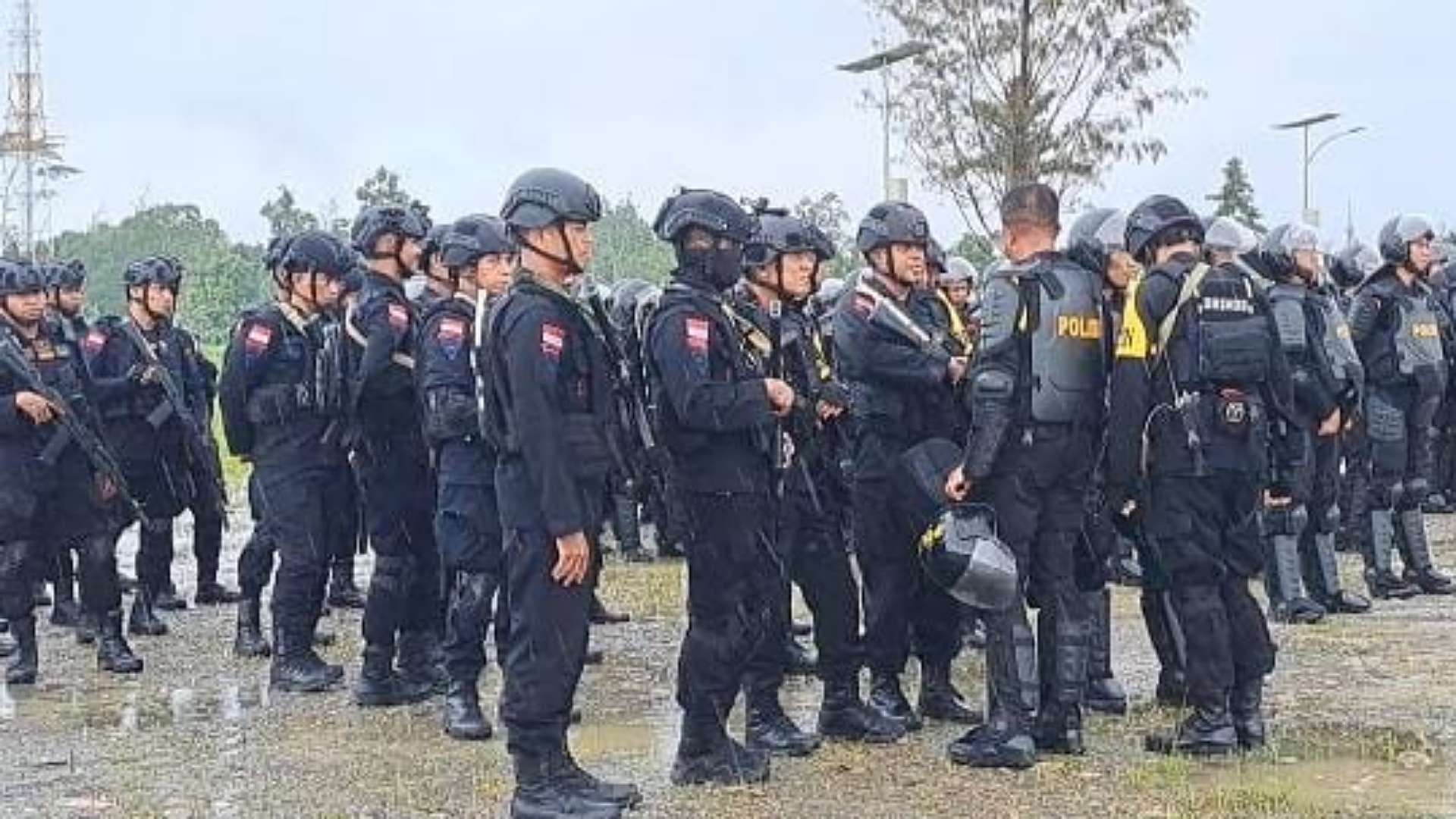 Ratusan Aparat Kawal Kedatangan Jenazah Tom Beanal Papua60Detik