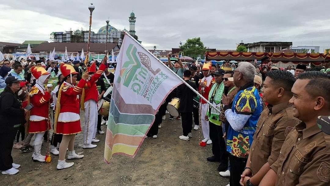 Plt Bupati Mimika, Johannes Rettob melepas peserta pawai taaruf di Lapangan Eks Pasar Swadaya Timika, Sabtu (22/6/2024). Foto: Istimewa