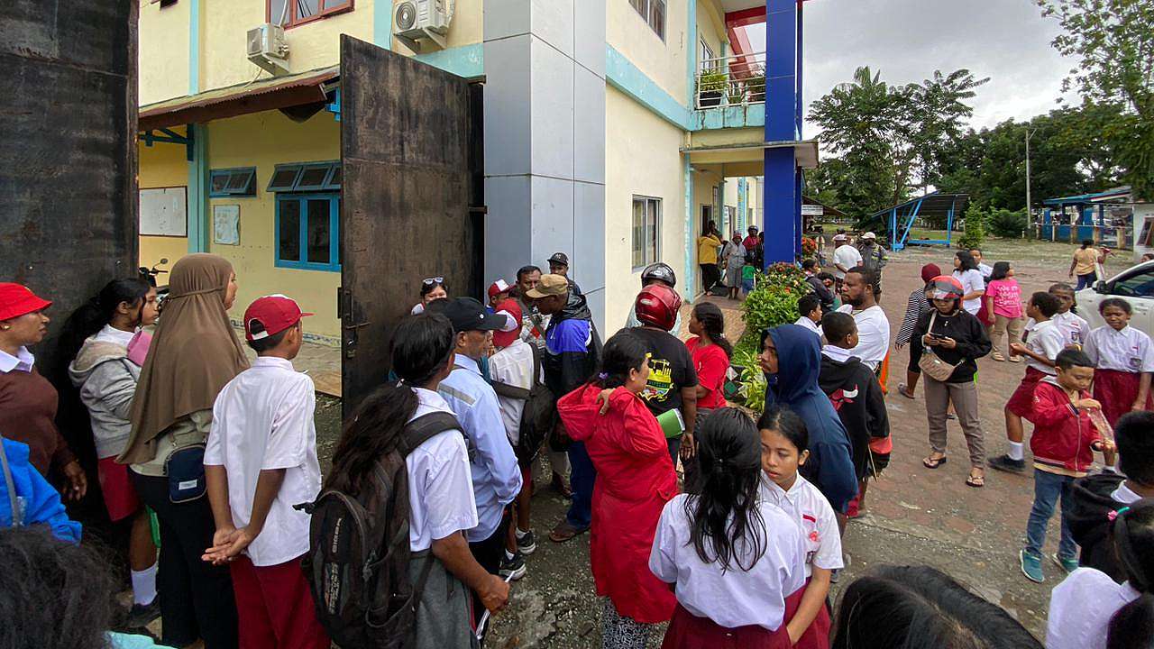 Siswa dan orang tua pada PPDB di SMP Negeri 2. Foto: Istimewa