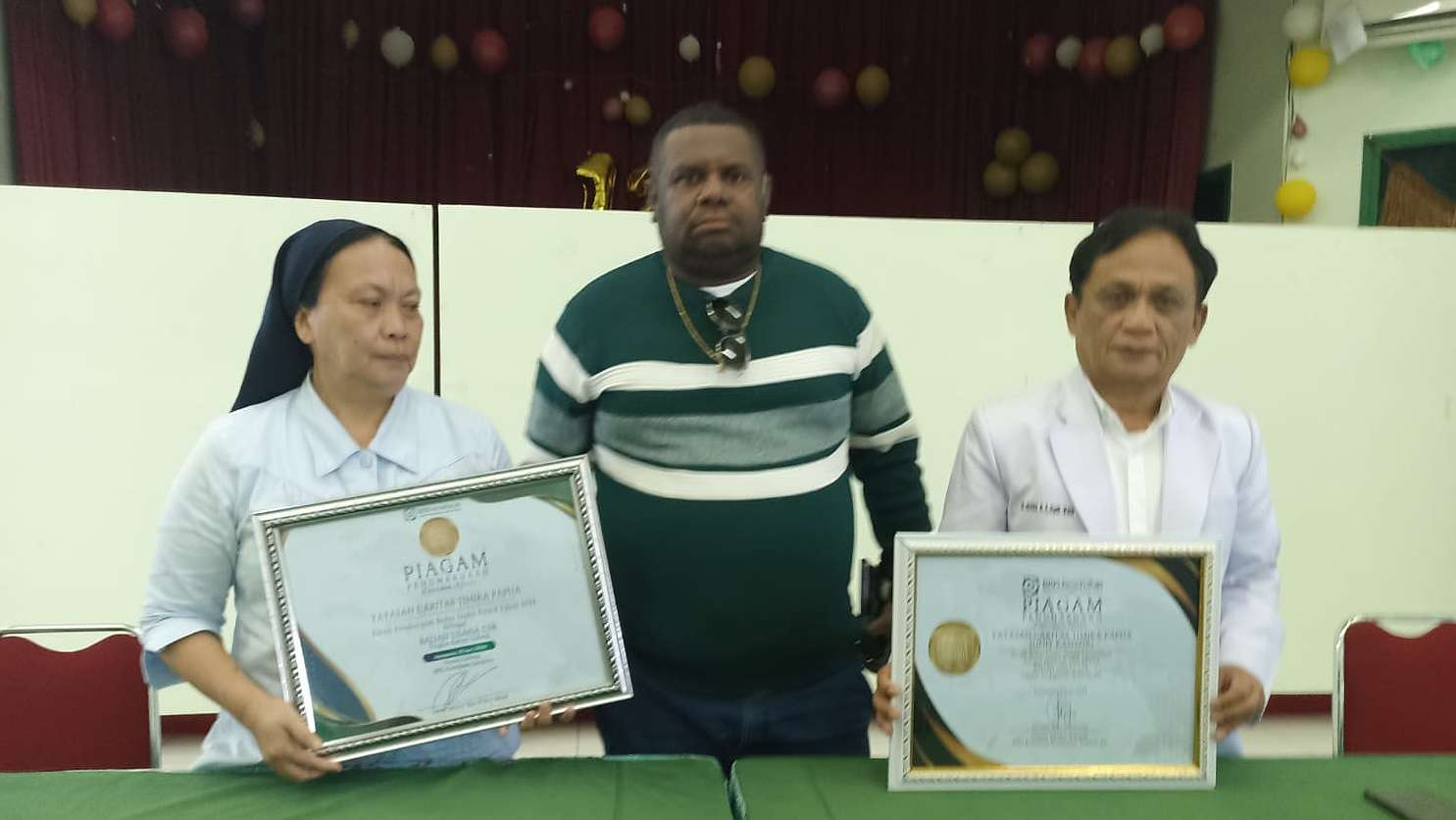 Yayasan Caritas Timika menerima penghargaan Best of the best 1 Badan usaha CSR dari BPJS Kesehatan Kedeputian Wilayah XII Papua. Foto: Istimewa
