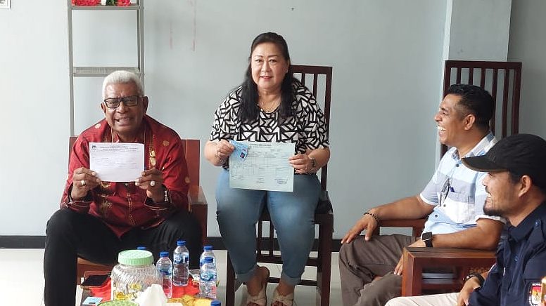 Plt Bupati Mimika Johannes Rettob bersama Istri menunjukkan data hasil coklit oleh petugas Pantarlih KPU. Foto: Eka/ Papua60detik
