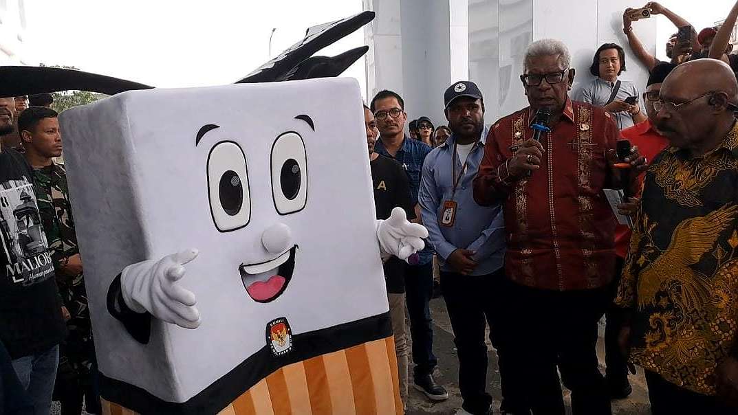 Plt Bupati Mimika Johannes Rettob melepas peserta pawai peluncuran tahapan Pilkada 2024. Foto: Istimewa