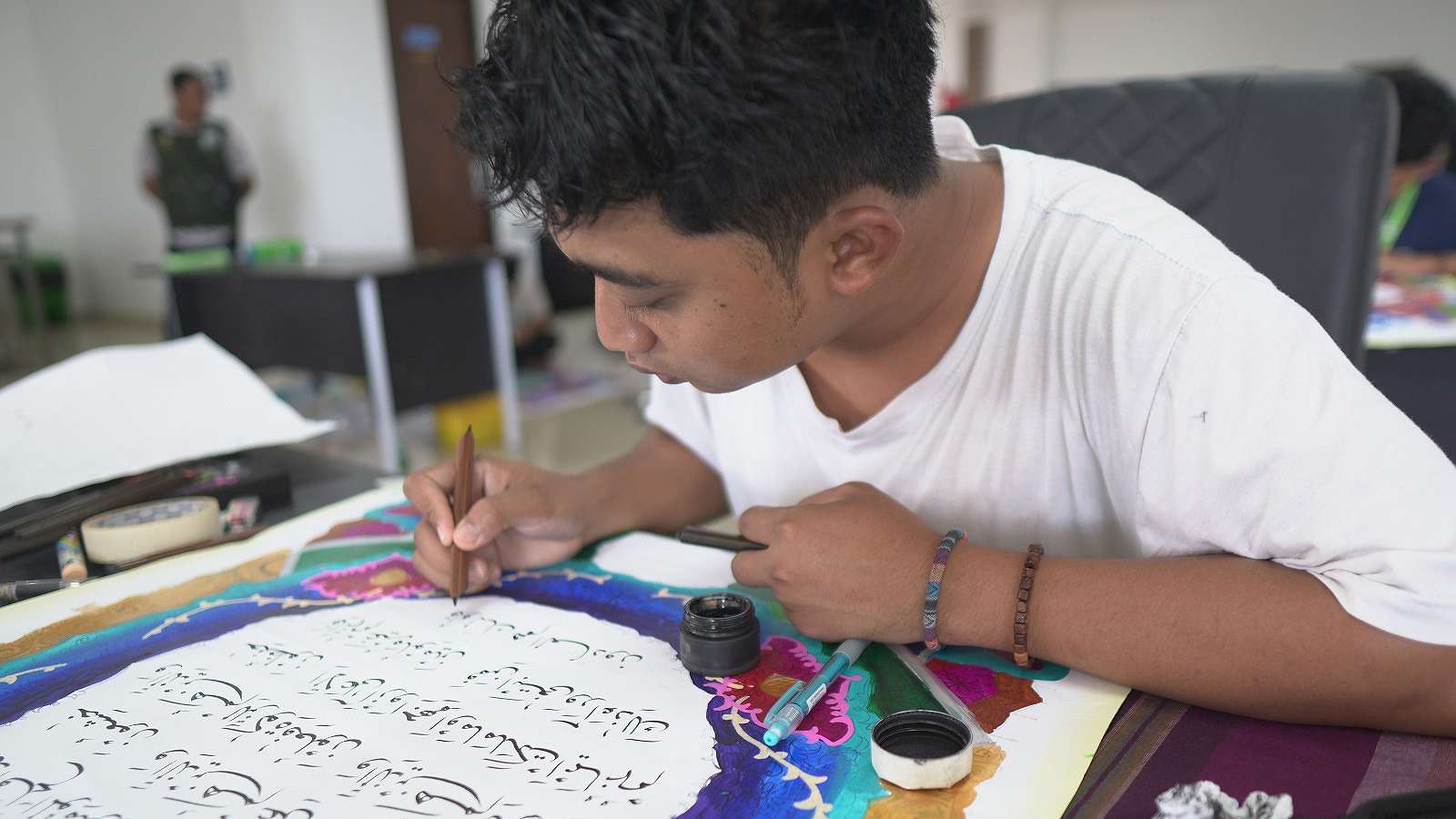 Peserta Khattil Qur’an sedang mengerjakan karyanya, foto; Istimewa