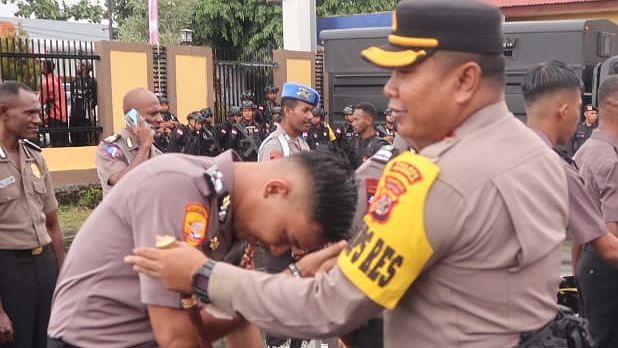 Kapolres Mimika AKBP I Gede Putra memimpin upacara laporan kenaikan pangkat di halaman Kantor Pelayanan Polres Mimika, Jalan Cenderawasih, Minggu (30/6/2024). Foto: Istimewa