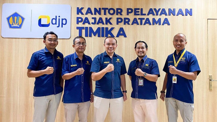 Kepala KPP Pratama Timika, Hadi Subagiyono bersama Kepala Seksi Pelayanan Gilang Gumilang, Kepala Seksi Pengawasan II,  Didik Susanto, Kepala Seksi Pengawasan III, Buhori dan Kepala Seksi Pengawasan VI, Moh Heru Rustam Yazid. Foto : Faris/Papua60detik