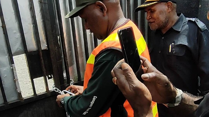 Supplier 7 Suku bersama warga dan mahasiswa memalang Kantor PT Pengembangan Jaya Papua alias PJP di Jalan Cenderawasih SP3 Timika, Selasa (9/7/2024). Foto: Eka/ Papua60detik