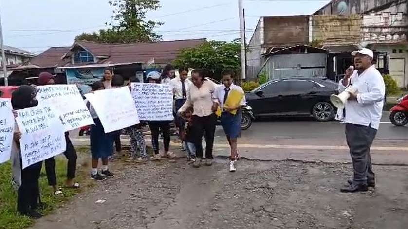 Sejumlah wali murid dan calon siswa SMA melakukan aksi protes di SMA Negeri 1 Mimika, Jalan Yos Sudarso, Selasa (9/7/2024). Foto: Istimewa