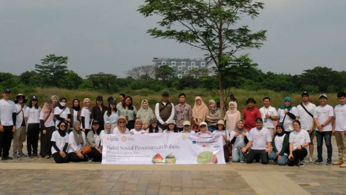 Para penerima beasiswa LPDP yang tergabung dalam PK-232 berfoto bersamasetelah melakukan penanaman 100 bibitpohon di Universitas Islam Indonesia Internasional (UIII) Depok. Foto: Corcom PTFI