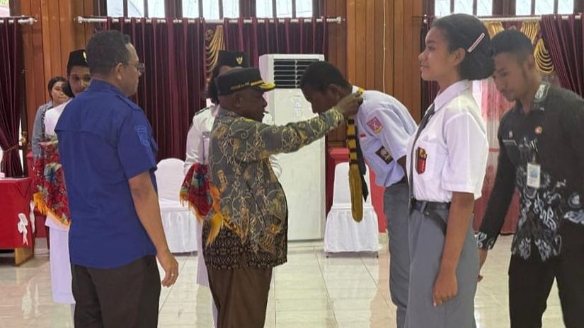 Asisten I Setda Provinsi Papua Tengah, Ausilius You melepas Joe Bayden Imanuel Kalem dan Bergitha Rabania Dimara di Aula Kantor Gubernur Papua Tengah, Nabire, Kamis (11/6/2024). Foto: Istimewa
