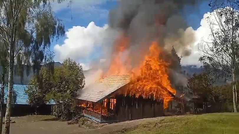 Sekolah yang dibakar TPNPB-OPM di Pegunungan Bintang, Provinsi Papua Pegunungan. Foto: Istimewa