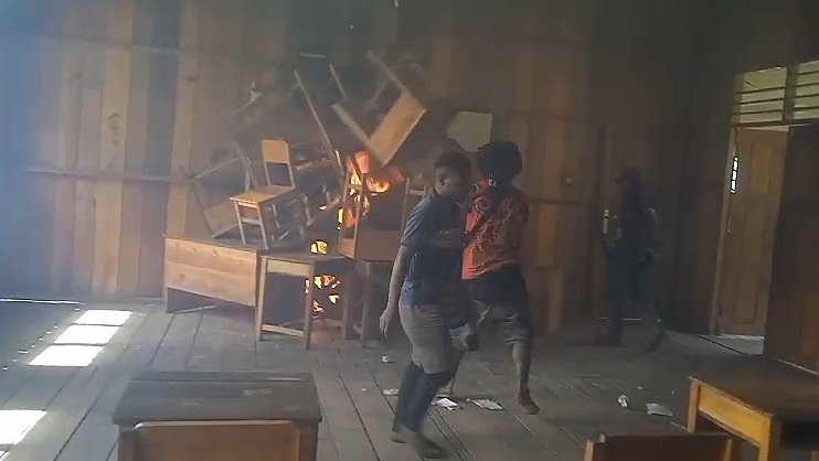 Screenshot video KKB membakar bangunan Sekolah Dasar Negeri (SDN) Okbab, di Kampung Borban, Distrik Okbap, Kabupaten Pegunungan Bintang, Jumat, 12 Juli lalu.