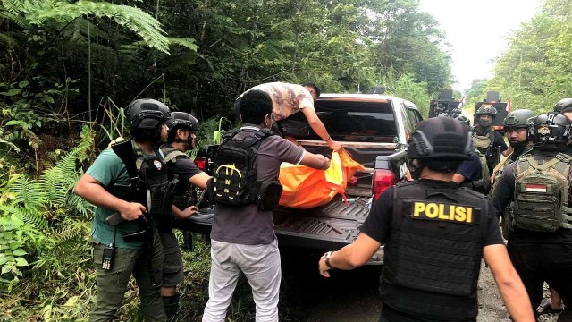 Aparat keamanan mengevakuasi jenazah sopir truk, korban pembunuhan di Yahukimo pada Rabu 31 Juli. Foto: Satgas Humas Ops Damai Cartenz-2024