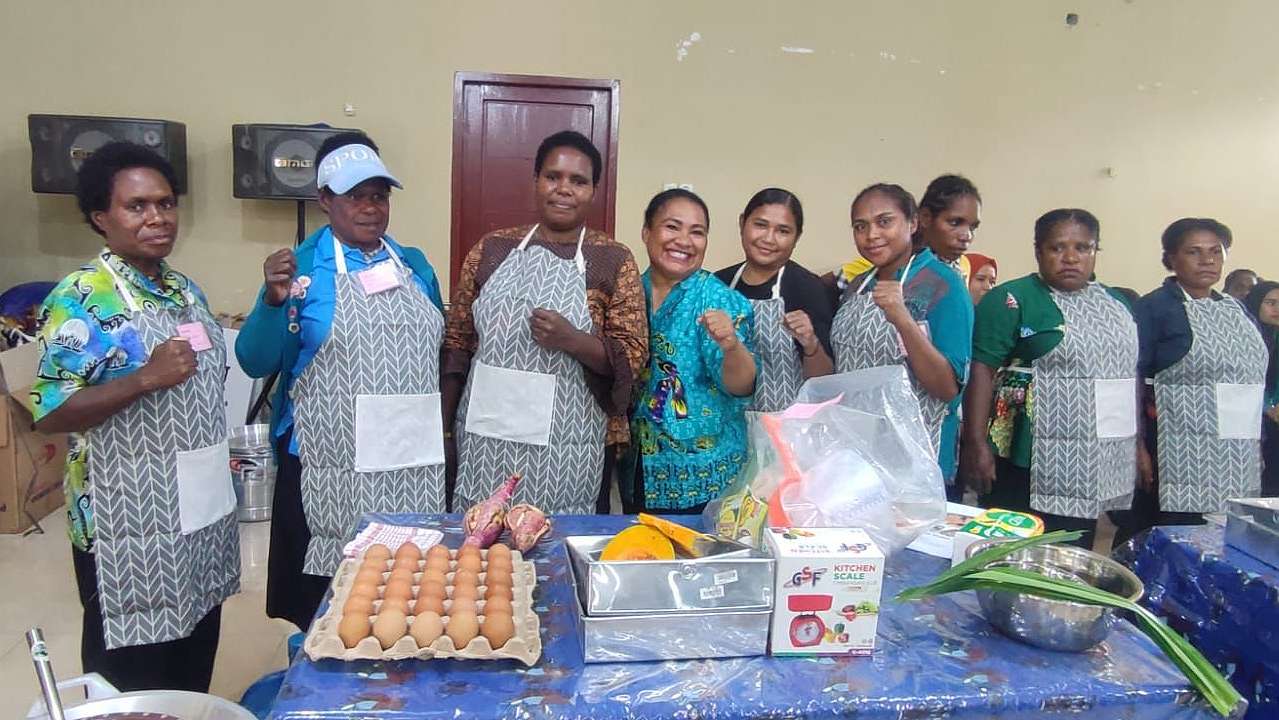 Peserta pelatihan pembuatan kue dari bahan dasar lokal kepada di Gedung pertemuan Distrik Kuala Kencana, Kamis (8/8/2024).Foto: Faris/ Papua60detik