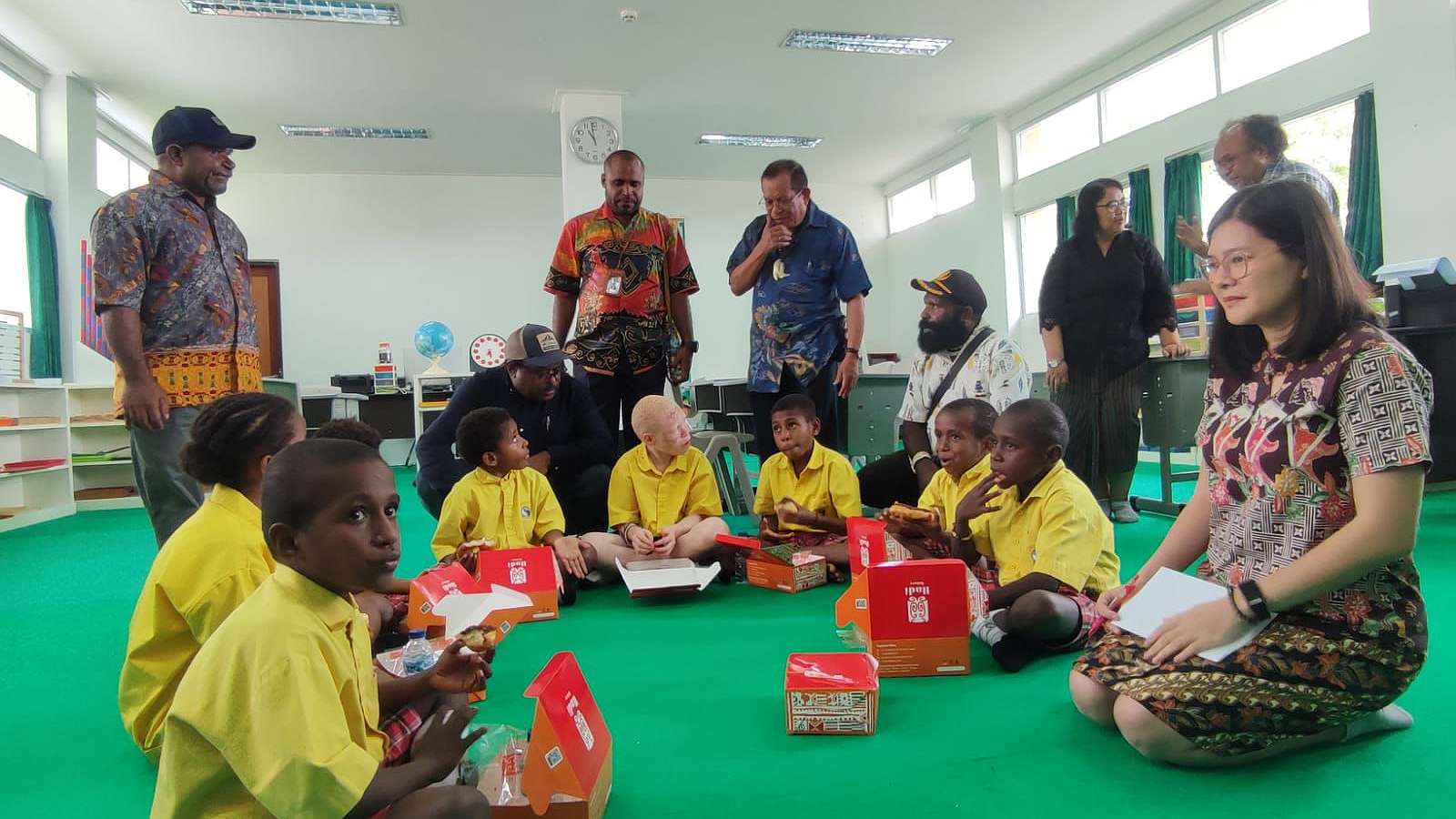 Senior Vice Presiden Community Developmen PTFI, Nathan Kum, Wakil Direktur Grant Making YPMAK, Yohan Wambrauw memantau program montessori di SATP, Jumat (9/8/2024) Foto: Faris/ Papau60detik