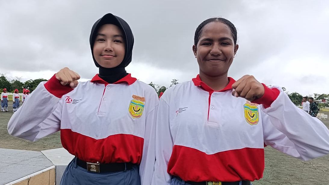 Pembawa baki Paskibra, Marzalina Meylanie Vasty Warwey dan Anisa Syafitri Yaster, Foto; Martha/Papua60detik