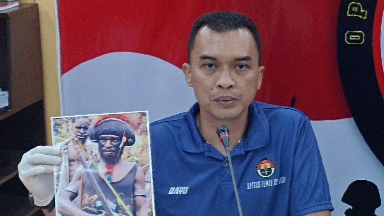 Kasatgas Humas ODC 2024 Kombes Pol Bayu Suseno, menunjukkan foto DPO bernama Malas Gwijangge. Foto: Eka/ Papua60detik