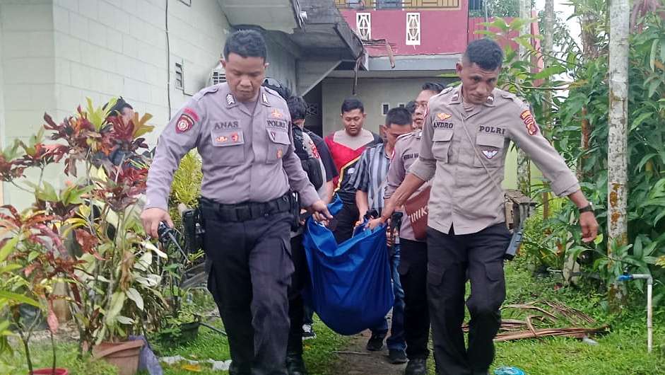 Polisi saat evakuasi korban. Foto: Istimewa