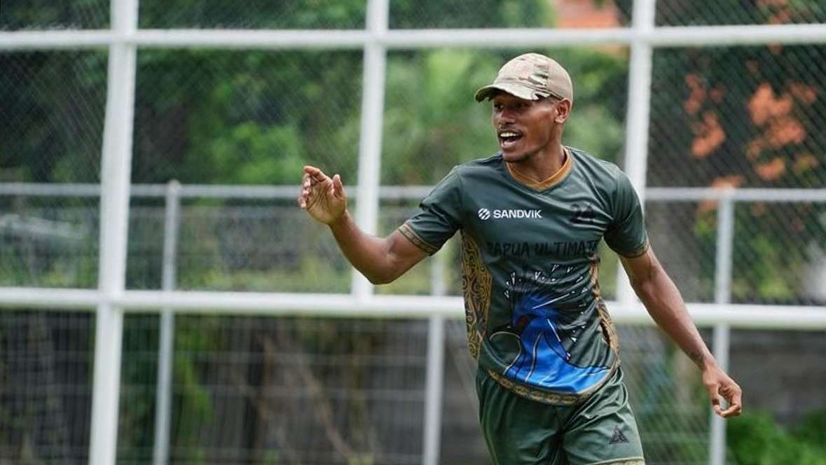 Wrestle Mansawan, pemain Papua Black Peals, saat latihan di Timika. Foto: Istimewa