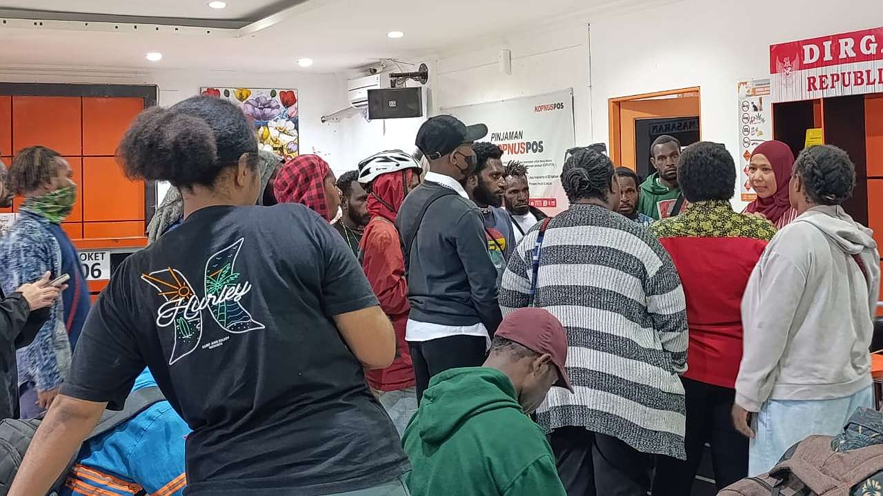 Masyarakat sedang mendengarkan penjelasan petugas Kantor Pos Timika, foto: Martha/ Papua60detik