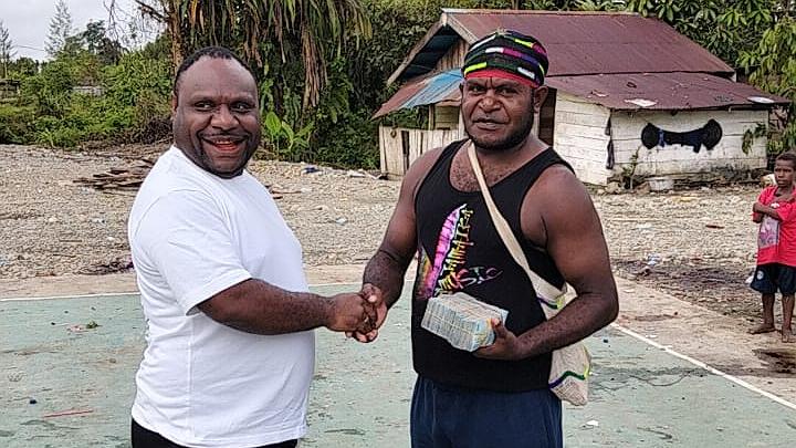 Alexsander Omaleng bertemu saat memfasilitasi penyelesaian perselisihan antar dua kelompok, Foto: Istimewa
