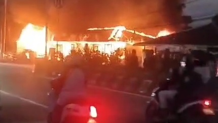 Sebanyak tujuh kios ludes terbakar di Kelurahan Karang Senang SP3 Distrik Kuala Kencana, Timika, Jumat (20/9/2024). Foto: Istimewa