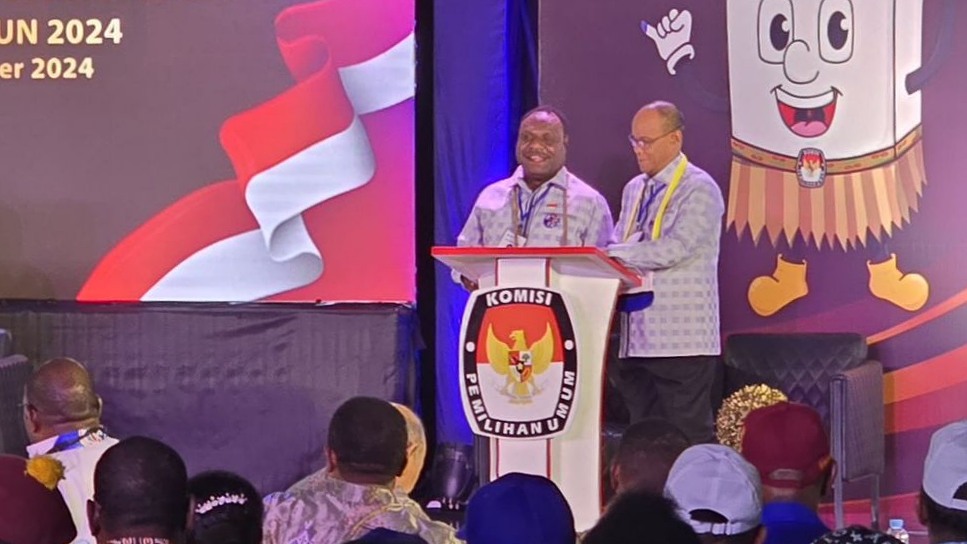 Pasangan calon Bupati dan Wakil Bupati Mimika nomor urut tiga, Alexsander Omaleng dan Yusuf Rombe (AIYE) pada debat perdana di GOR Futsal Timika. Rabu (23/10/2024). Foto: Faris/ Papua60detik