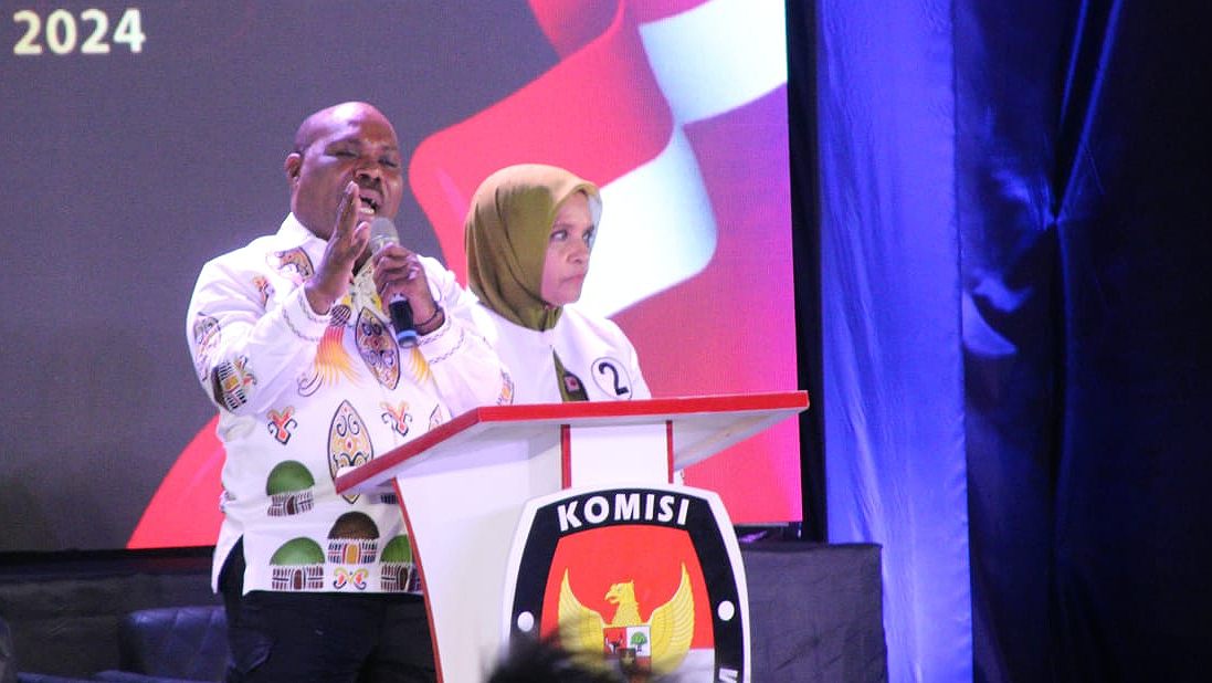 Maximus Tipagau - Peggi Patrisia Pattipi (MP3) pada debat pertama Calon Bupati dan Calon Wakil Bupati Mimika di GOR Futsal, Rabu (23/10/2024).  Foto: Eka/ Papua60detik