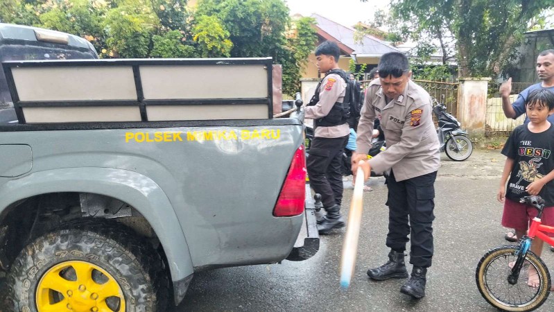 Personel Polsek Mimika Baru menyita meriam spiritus dari kalangan anak-anak di Timika. Foto: Istimewa