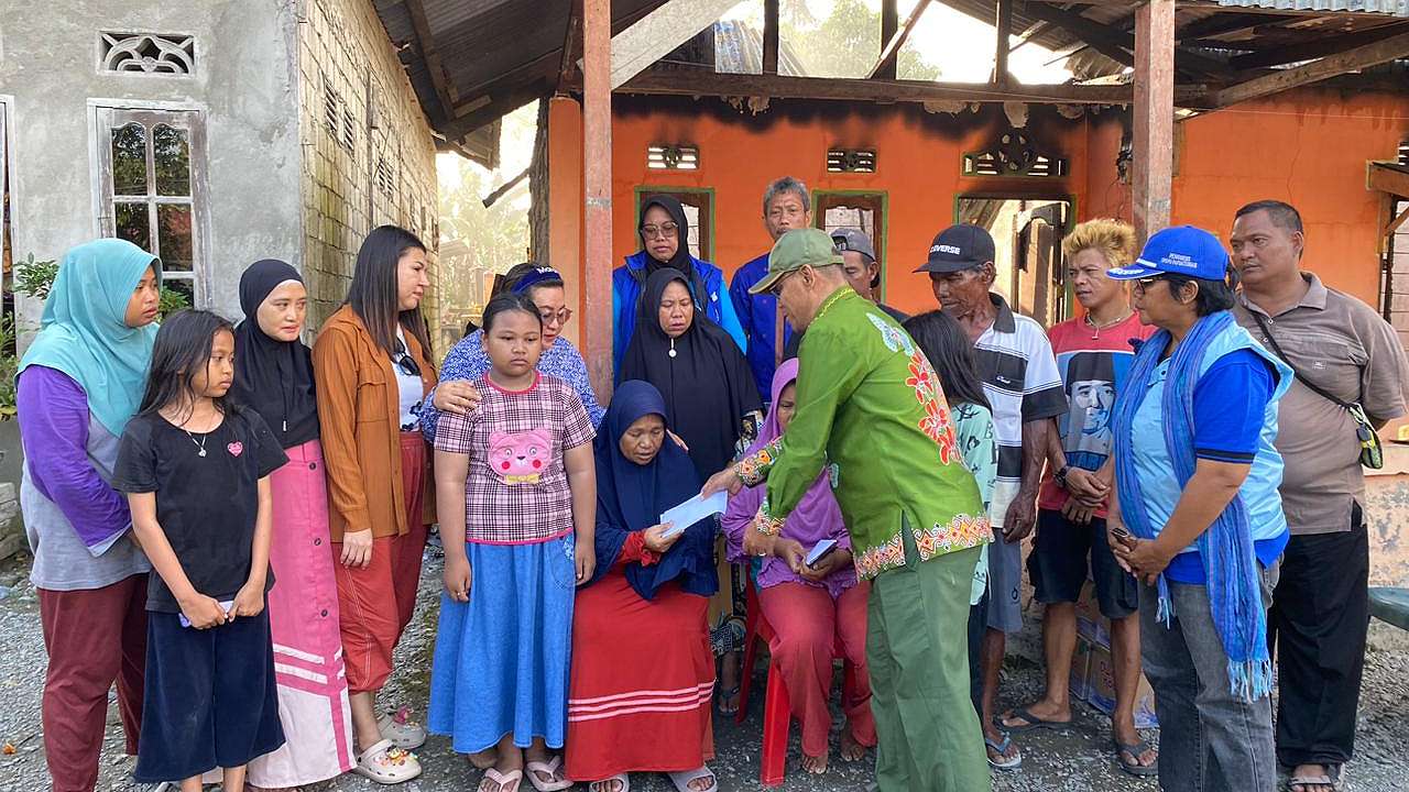 Yusuf Rombe didampingi sang istri, Erda Rombe menyerahkan bantuan kepada korban kebakaran di SP 1, Foto: Faris/ Papua60detik