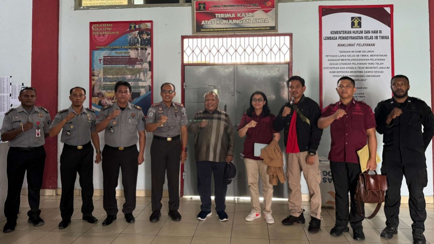 Eks Bupati Mimika Eltinus Omaleng tiba di Lapas Kelas IIB Timika. Foto: Humas Lapas Timika