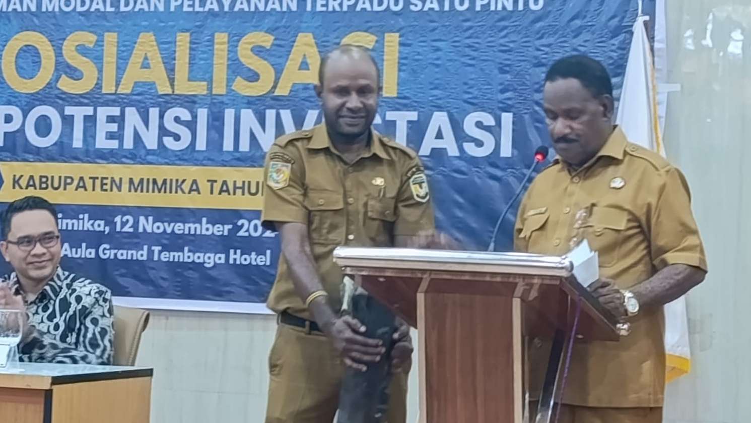 Asisten II Setda Mimika, Willem Naa membuka sosialisasi peta potensi investasi DPM-PTSP. Foto; Martha/ Papua60detik