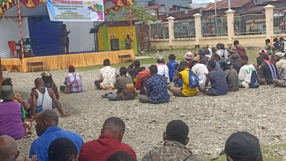 Sekelompok masyarakat menggelar aksi tolak rencana transmigrasi ke Papua dengan menggelar doa bersama di Gereja Kemah Injil (Kingmi) Jemaat Bahtera, Jalan C Heatubun, Jumat (15/11/2024). . Foto: Eka/ Papua60detik