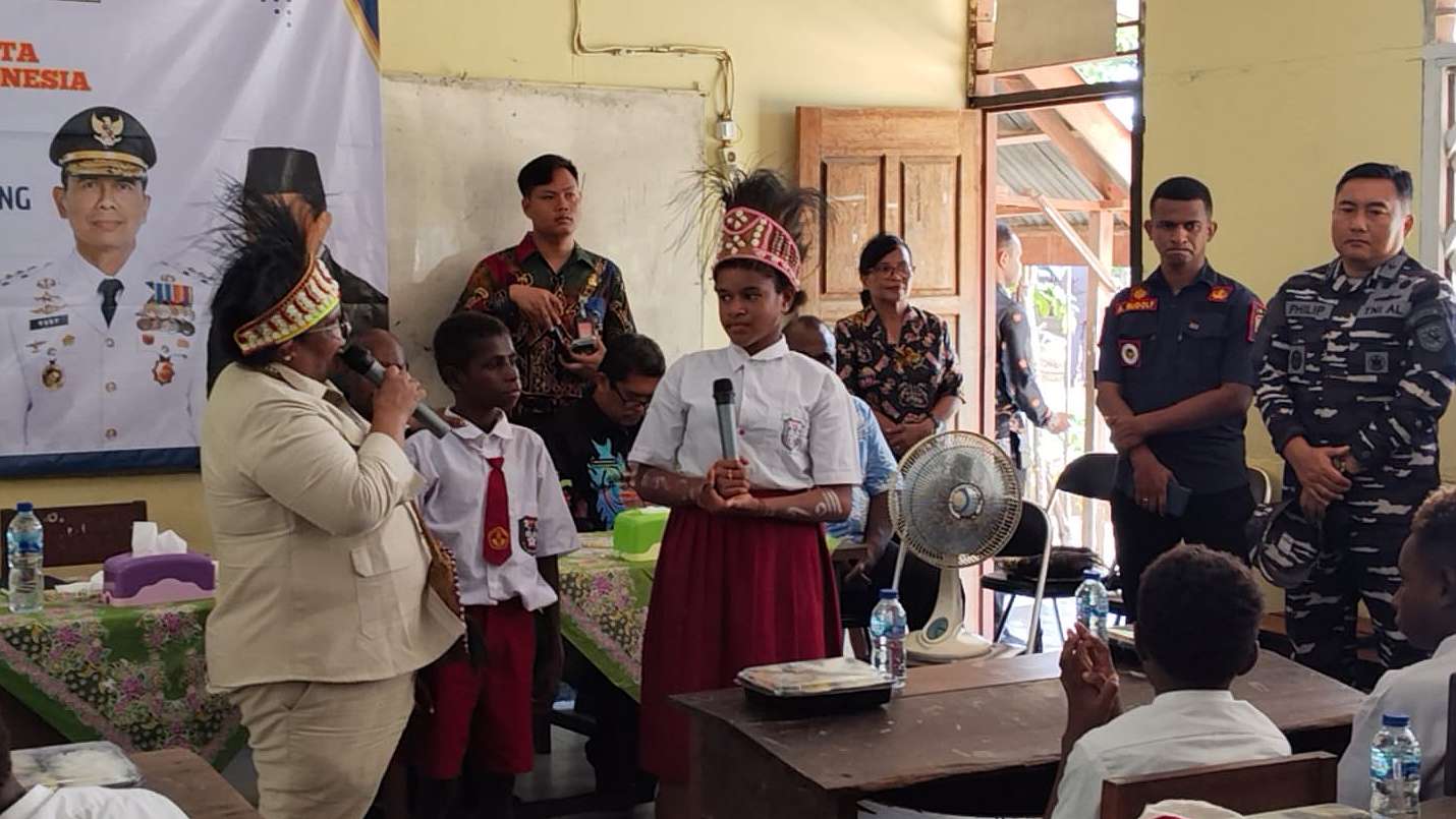 Wamendagri Ribka Haluk memantau Program Makan Bergizi Gratis (MBG) di SD Inpres Gudang Arang, Merauke, Papua Selatan, Sabtu (23/11/2024). Foto: Josua/ Papua60detik
