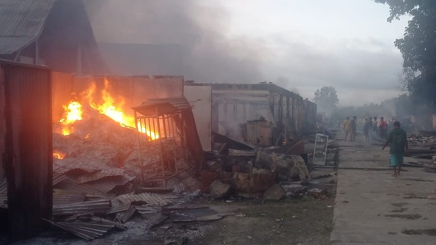 Sejumlah lapak dan kios ludes terbakar di Pasar Pharaa (Pasar Baru) Sentani pada Senin (2/12/2024) dini hari. Foto: Humas Polda Papua