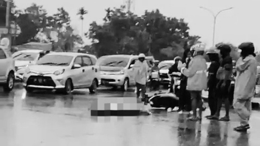 Screenshot video kecelakaan di Bundaran Petrosea Jalan Cenderawasih  Timika.