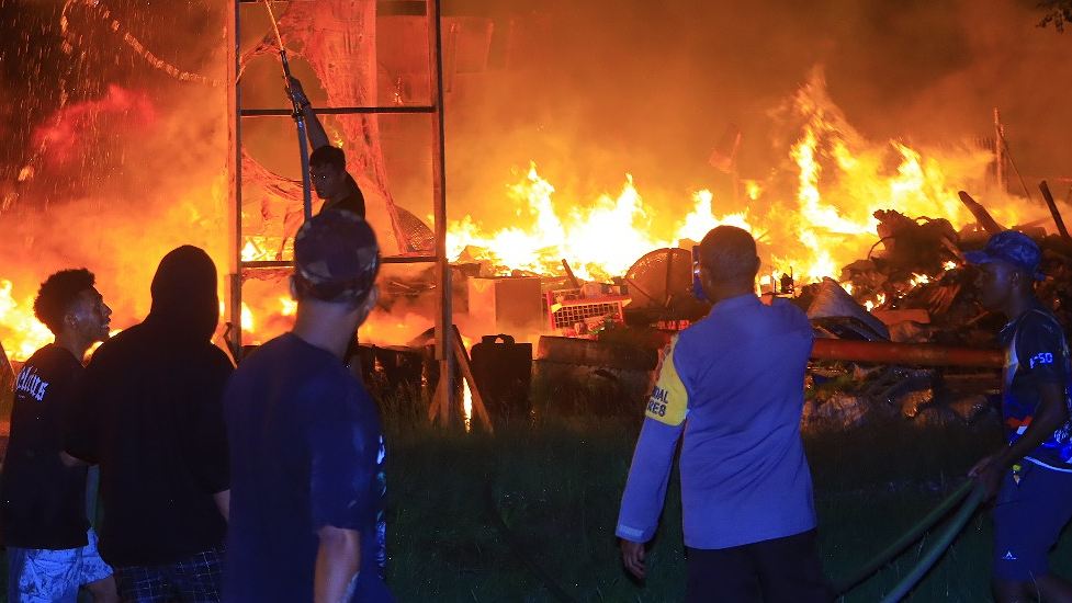 Sebanyak 21 unit kios di Distrik Elelim, Kabupaten Yalimo hangus terbakar pada Sabtu (14/12/2024) dinihari. Foto: Humas Polda Papua