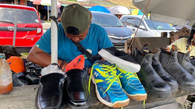 Penjahit sepatu di pasar lama, Foto: Faris/ Papua60detik