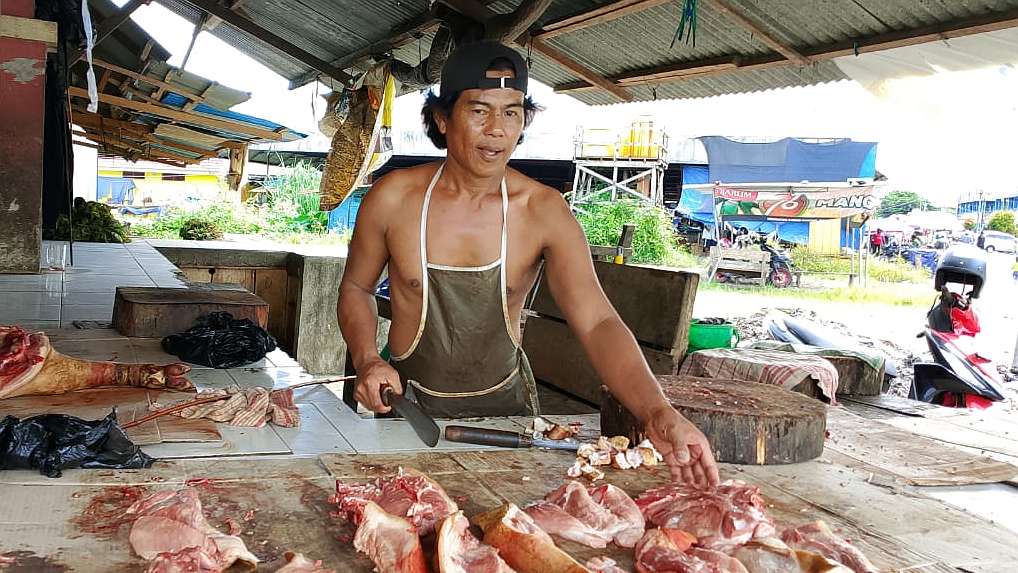 nataru-kali-ini-pedagang-daging-babi-mengaku-merugi