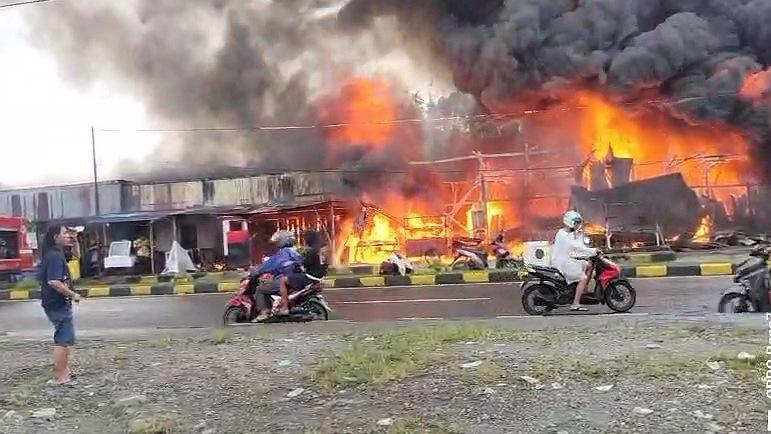 Sejumlah kios dan warung di Jalan Yos Sudarso depan lapangan Jayanti Timika hangus terbakar, Kamis (9/1/2025). Foto: Eka/ Papua60detik