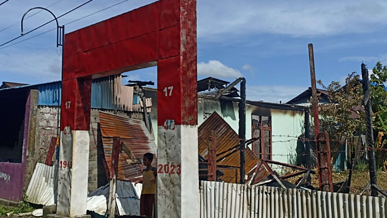 sekelompok-orang-bakar-pos-peka-satu-rumah-disampingnya-ikut-terbakar