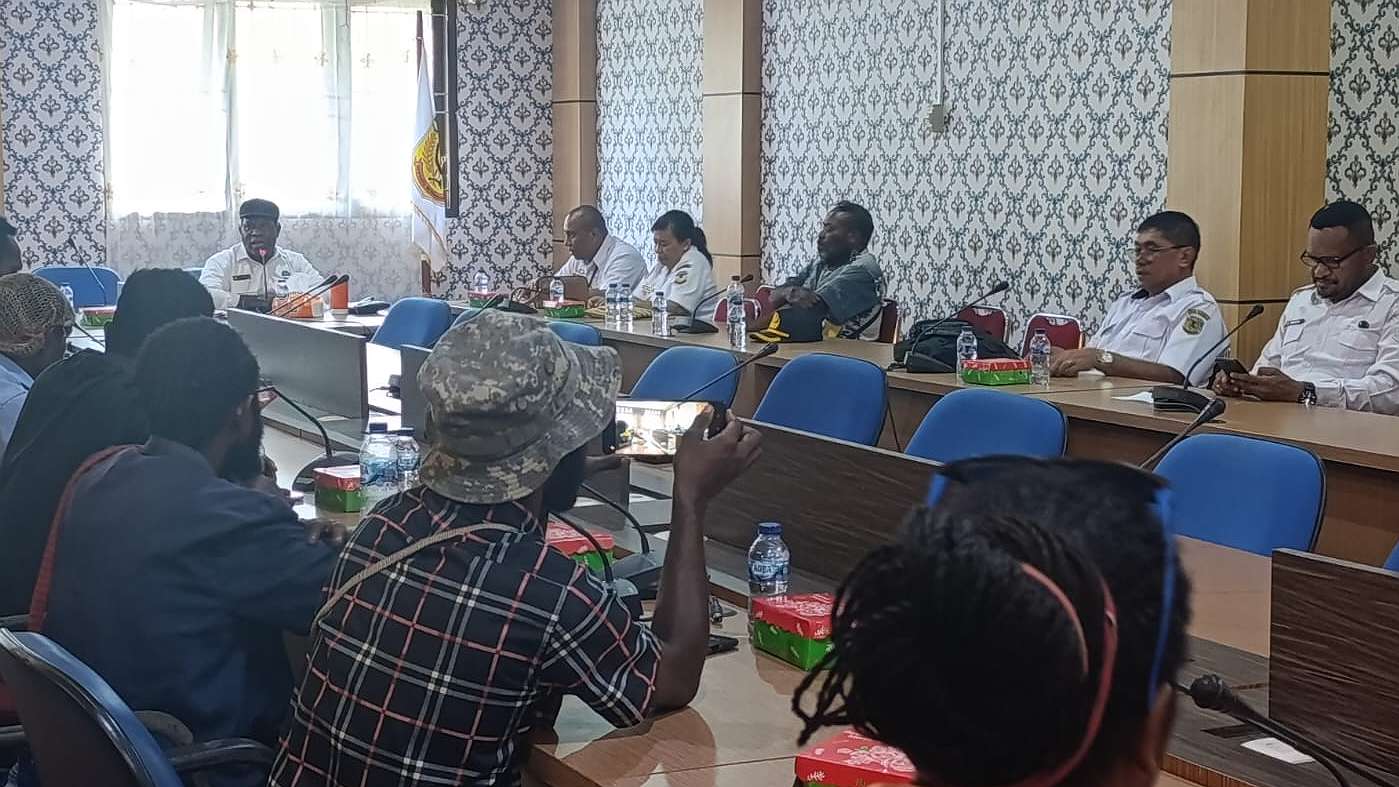 Pj Sekda Pj Sekda Mimika, Petrus Yumte bertemu perwakilan IPMAMI di Kantor Bappeda. Foto: Martha/ Papua60detik