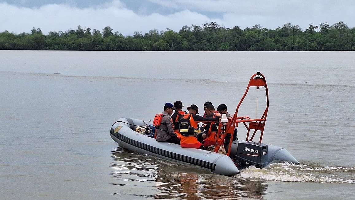 Tim SAR Gabungan melakukan pencarian satu orang yang dikabarkan hilang di muara Kali Potong Yamas Distrik Sawaerma Kabupaten Asmat. Foto: Humas SAR Timika