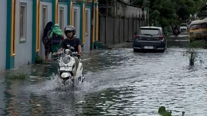 6-bulan-jalan-tergenang-anggota-dprd-mimika-tegur-pemkab