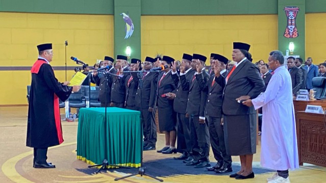 sembilan-anggota-dprk-mimika-jalur-otsus-resmi-bertugas