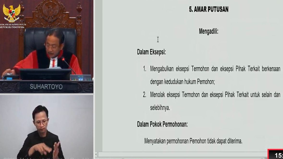MK menolak gugatan yang diajukan pasangan calon gubernur dan wakil gubernur Papua Selatan nomor urut 1, Darius Gewilom dan Yusak Yaluwo. Foto: Chanel Youtube Mahkamah Konstitusi