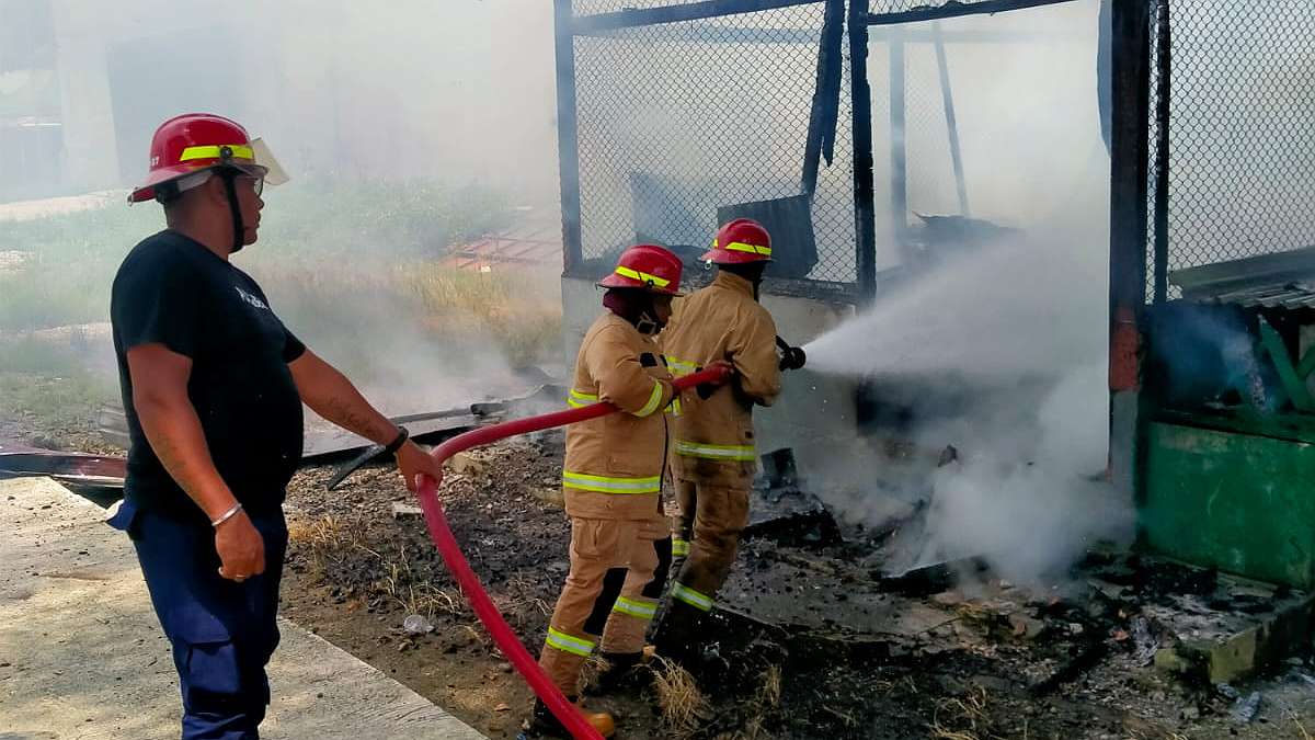 Kebakaran warung di Jalan Agimuga Mile 32, Kamis (6/2/2205). Foto: Istimewa
