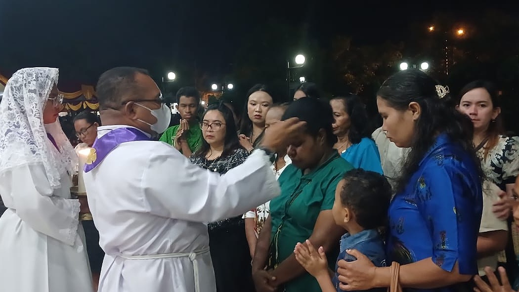 Umat Katedral Tiga Raja Ikuti Misa Rabu Abu, Rabu (5/3/2025). Foto; Martha/ Papua60detik