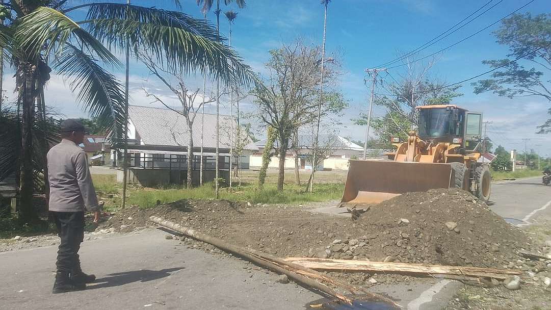 Pembukaan palang dengan alat berat di Jalan Trans Nabire pada Sabtu (8/3/2025) pagi, sekitar pukul 8.30 WIT. . Foto: Istimewa