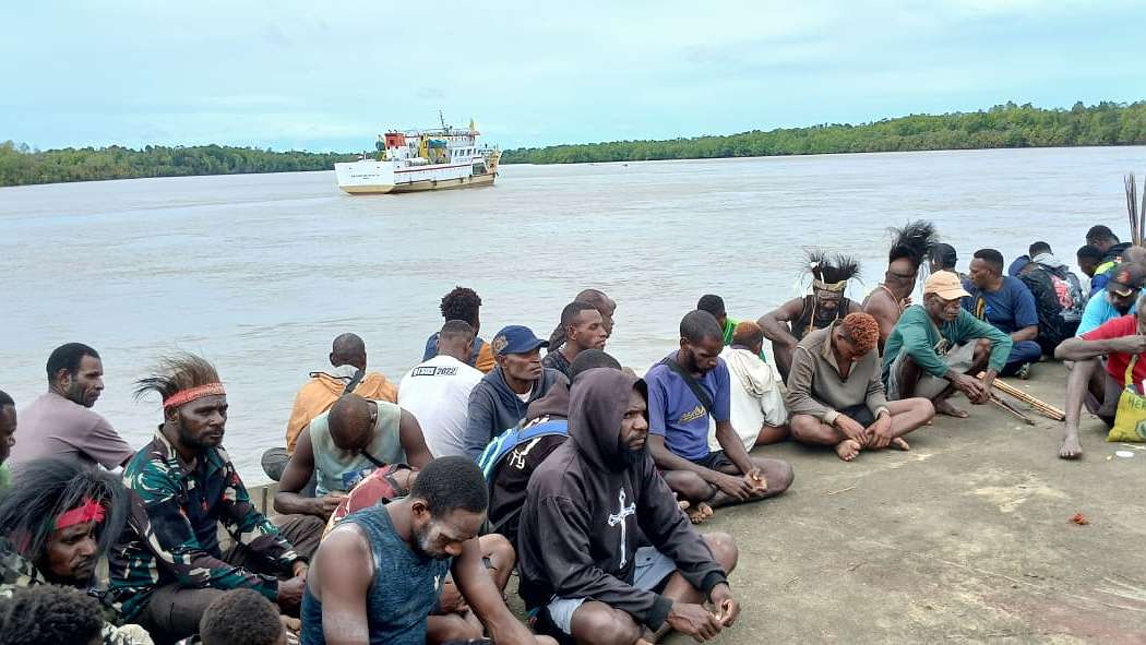 Warga jita menunggu kapal perintis Sabuk Nusantara berlabuh di Dermaga Sipu-Sipu. Foto: Istimewa